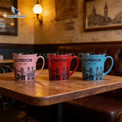 Wytłoczone ceramiczne kubki z londyńskimi projektami