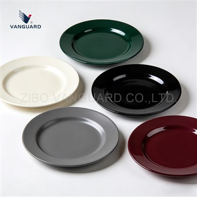 Zestaw białych talerzy ceramicznych z wzorem